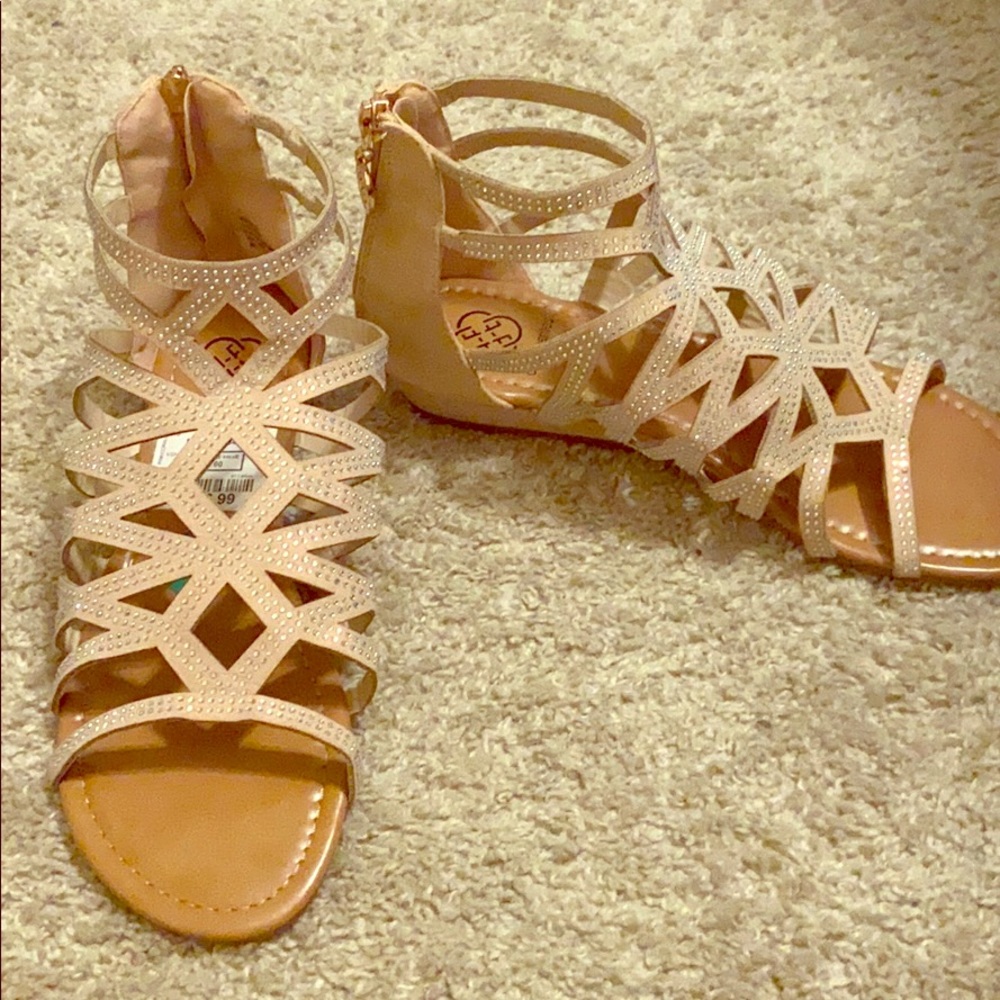 Sandals. Superrr cute!